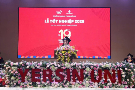 Quỳnh Phương Đà Lạt’s vibrant fresh flowers at the 2025 Yersin University Graduation Ceremony