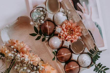 When does Easter 2025 fall, and what types of flowers are commonly used during this occasion?